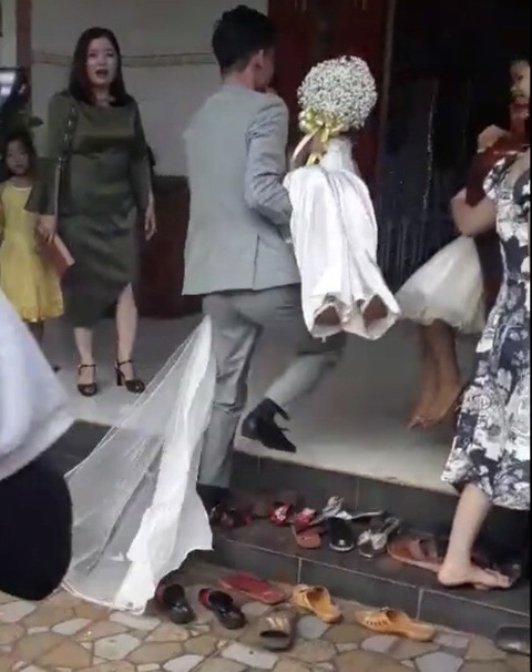 Vợ bầu theo lệ không qua cửa chính, chú rể bồng vợ chạy ào vô, mọi người òa xúc động - Ảnh 3. Vợ bầu theo lệ không qua cửa chính, chú rể bồng vợ chạy ào vô, mọi người òa xúc động - Ảnh 3.