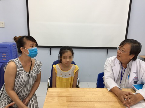 5 giờ căng thẳng phẫu thuật cứu bé gái bị u phế quản, chỉ còn 1 lá phổi - Ảnh 1. 5 giờ căng thẳng phẫu thuật cứu bé gái bị u phế quản, chỉ còn 1 lá phổi - Ảnh 1.