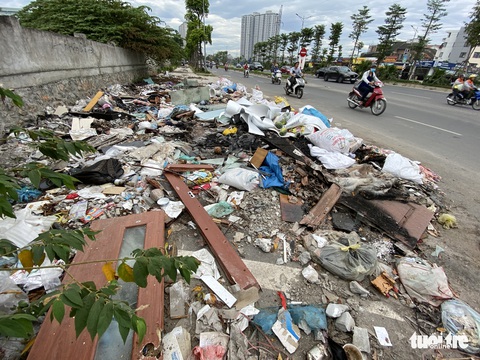 ‘Đại lộ’ ngàn tỉ Chu Văn An dở dang, nhiều nơi ngập ngụa rác - Ảnh 1. ‘Đại lộ’ ngàn tỉ Chu Văn An dở dang, nhiều nơi ngập ngụa rác - Ảnh 1.