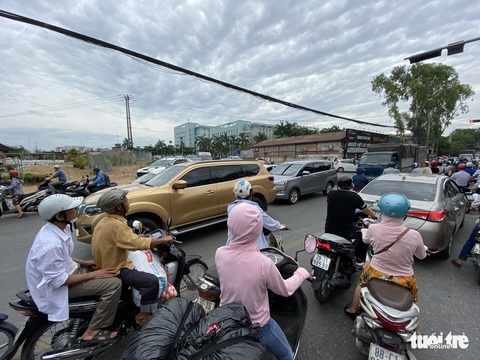 ‘Đại lộ’ ngàn tỉ Chu Văn An dở dang, nhiều nơi ngập ngụa rác - Ảnh 10. ‘Đại lộ’ ngàn tỉ Chu Văn An dở dang, nhiều nơi ngập ngụa rác - Ảnh 10.