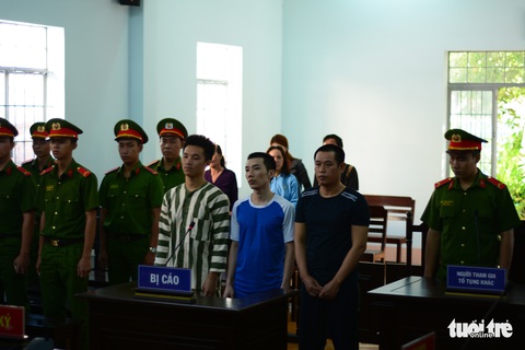Ai đưa điện thoại để Huy nấm độc và đồng phạm lên kế hoạch vượt ngục? - Ảnh 1. Ai đưa điện thoại để Huy nấm độc và đồng phạm lên kế hoạch vượt ngục? - Ảnh 1.