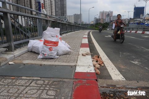Mang rác xây dựng ra đổ trộm trên cầu Calmette - Ảnh 4. Mang rác xây dựng ra đổ trộm trên cầu Calmette - Ảnh 4.