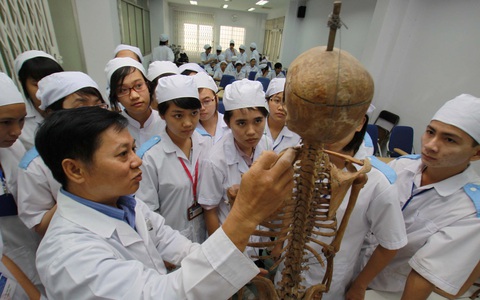Trường y phân trần về học phí - Ảnh 1. Trường y phân trần về học phí - Ảnh 1.