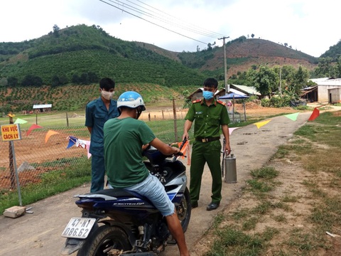 Đắk Nông tăng cường xét nghiệm để ngăn bệnh bạch hầu lây lan - Ảnh 3. Đắk Nông tăng cường xét nghiệm để ngăn bệnh bạch hầu lây lan - Ảnh 3.