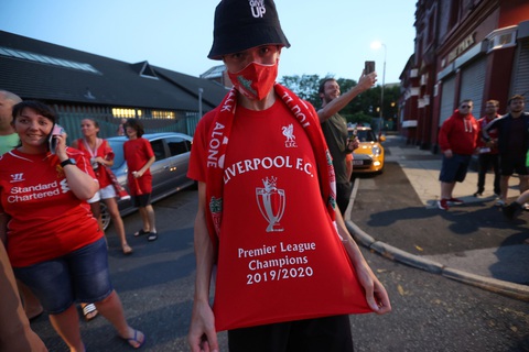 Cầu thủ, CĐV Liverpool mở tiệc ăn mừng chức vô địch Premier League - Ảnh 10. Cầu thủ, CĐV Liverpool mở tiệc ăn mừng chức vô địch Premier League - Ảnh 10.