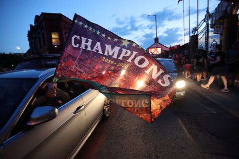Cầu thủ, CĐV Liverpool mở tiệc ăn mừng chức vô địch Premier League - Ảnh 12. Cầu thủ, CĐV Liverpool mở tiệc ăn mừng chức vô địch Premier League - Ảnh 12.