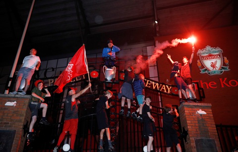 Cầu thủ, CĐV Liverpool mở tiệc ăn mừng chức vô địch Premier League - Ảnh 6. Cầu thủ, CĐV Liverpool mở tiệc ăn mừng chức vô địch Premier League - Ảnh 6.