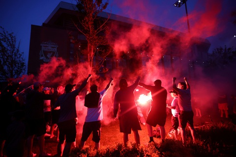 Cầu thủ, CĐV Liverpool mở tiệc ăn mừng chức vô địch Premier League - Ảnh 7. Cầu thủ, CĐV Liverpool mở tiệc ăn mừng chức vô địch Premier League - Ảnh 7.