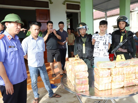 Bị truy đuổi, người ngồi trên ôtô vứt 2 balô chứa 31kg ma túy đá xuống đường - Ảnh 1. Bị truy đuổi, người ngồi trên ôtô vứt 2 balô chứa 31kg ma túy đá xuống đường - Ảnh 1.