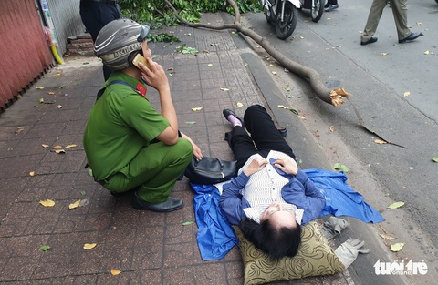 Cành cây to ‘trên trời rơi xuống làm người phụ nữ đi xe máy bị thương - Ảnh 2. Cành cây to ‘trên trời rơi xuống làm người phụ nữ đi xe máy bị thương - Ảnh 2.