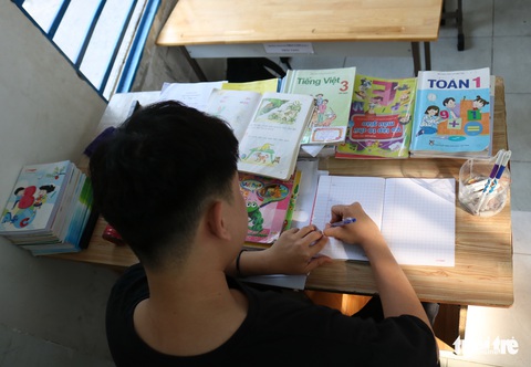 9X đi làm lấy tiền mua sách vở, dạy học trò lớp tình thương - Ảnh 5. 9X đi làm lấy tiền mua sách vở, dạy học trò lớp tình thương - Ảnh 5.