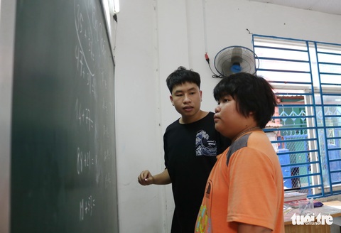 9X đi làm lấy tiền mua sách vở, dạy học trò lớp tình thương - Ảnh 7. 9X đi làm lấy tiền mua sách vở, dạy học trò lớp tình thương - Ảnh 7.