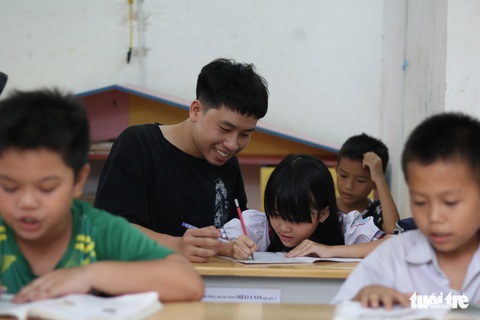 9X đi làm lấy tiền mua sách vở, dạy học trò lớp tình thương - Ảnh 1. 9X đi làm lấy tiền mua sách vở, dạy học trò lớp tình thương - Ảnh 1.