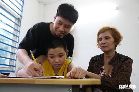 9X đi làm lấy tiền mua sách vở, dạy học trò lớp tình thương - Ảnh 8. 9X đi làm lấy tiền mua sách vở, dạy học trò lớp tình thương - Ảnh 8.