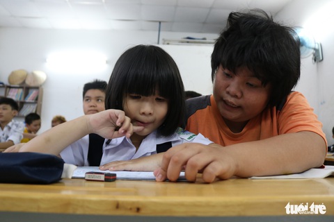9X đi làm lấy tiền mua sách vở, dạy học trò lớp tình thương - Ảnh 9. 9X đi làm lấy tiền mua sách vở, dạy học trò lớp tình thương - Ảnh 9.