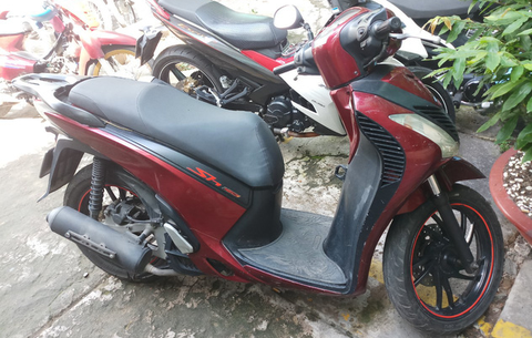 Vụ trộm xe SH đâm chém người rượt đuổi: Thu hồi được xe, một nghi phạm đang trốn - Ảnh 1. Vụ trộm xe SH đâm chém người rượt đuổi: Thu hồi được xe, một nghi phạm đang trốn - Ảnh 1.