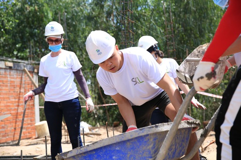 Ngôi làng bền vững: Những tình nguyện viên đặc biệt, xông xáo và nhiệt tình - Ảnh 1. Ngôi làng bền vững: Những tình nguyện viên đặc biệt, xông xáo và nhiệt tình - Ảnh 1.