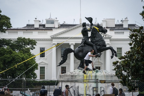 Ông Trump ký sắc lệnh bảo vệ các tượng đài, di tích - Ảnh 2. Ông Trump ký sắc lệnh bảo vệ các tượng đài, di tích - Ảnh 2.