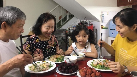 Bữa cơm gia đình trời Tây và Á Đông thời COVID-19 - Ảnh 1. Bữa cơm gia đình trời Tây và Á Đông thời COVID-19 - Ảnh 1.