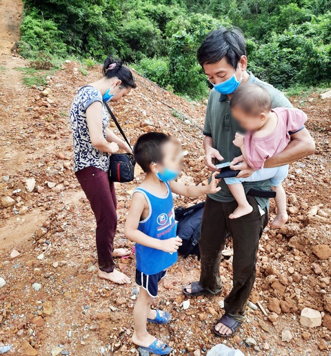 Quảng Ninh: Tiếp tục đưa thêm một gia đình đi cách ly vì nhập cảnh trái phép - Ảnh 1. Quảng Ninh: Tiếp tục đưa thêm một gia đình đi cách ly vì nhập cảnh trái phép - Ảnh 1.