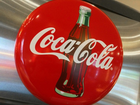 Vì sao Coca-Cola tạm ngừng quảng cáo trên mạng xã hội? - Ảnh 1. Vì sao Coca-Cola tạm ngừng quảng cáo trên mạng xã hội? - Ảnh 1.