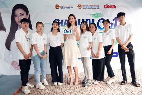 Hoa hậu Đỗ Mỹ Linh và Lương Thùy Linh giao lưu tại Ngày hội tư vấn tuyển sinh hướng nghiệp 2020 - Ảnh 2. Hoa hậu Đỗ Mỹ Linh và Lương Thùy Linh giao lưu tại Ngày hội tư vấn tuyển sinh hướng nghiệp 2020 - Ảnh 2.