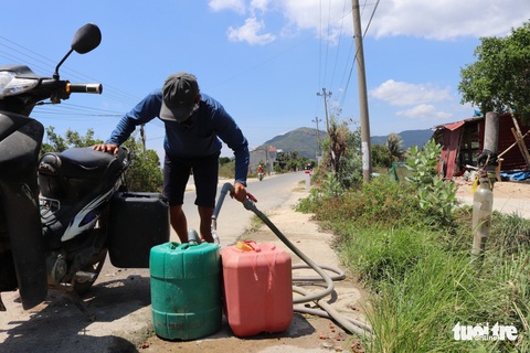 Sống cạnh nhà máy nước 12 tỉ, dân vẫn chạy… tìm nước - Ảnh 3. Sống cạnh nhà máy nước 12 tỉ, dân vẫn chạy… tìm nước - Ảnh 3.