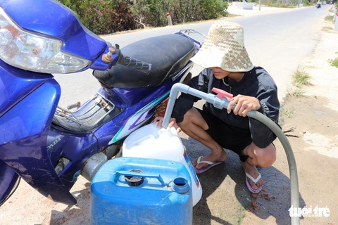 Sống cạnh nhà máy nước 12 tỉ, dân vẫn chạy… tìm nước - Ảnh 4. Sống cạnh nhà máy nước 12 tỉ, dân vẫn chạy… tìm nước - Ảnh 4.
