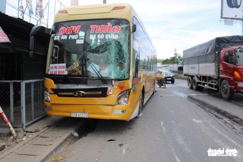 Xe khách tông xe tải, xe tải tông thêm nhiều xe trên quốc lộ, 1 người chết - Ảnh 2. Xe khách tông xe tải, xe tải tông thêm nhiều xe trên quốc lộ, 1 người chết - Ảnh 2.