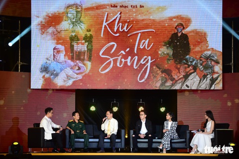 Xúc động đêm nhạc Khi ta sống tri ân y bác sĩ, quân nhân tuyến đầu chống dịch - Ảnh 6. Xúc động đêm nhạc Khi ta sống tri ân y bác sĩ, quân nhân tuyến đầu chống dịch - Ảnh 6.