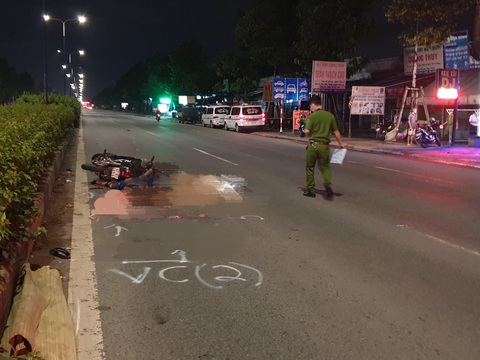 Đôi nam nữ đi xe máy chết giữa đường, truy tìm ôtô lớn liên quan - Ảnh 1. Đôi nam nữ đi xe máy chết giữa đường, truy tìm ôtô lớn liên quan - Ảnh 1.