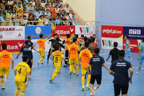 2 cầu thủ futsal bị cấm thi đấu 2 trận do xô xát ở Giải futsal VĐQG 2020 - Ảnh 2. 2 cầu thủ futsal bị cấm thi đấu 2 trận do xô xát ở Giải futsal VĐQG 2020 - Ảnh 2.