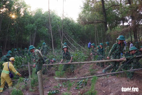 Bộ đội trắng đêm dập lửa cứu rừng - Ảnh 5. Bộ đội trắng đêm dập lửa cứu rừng - Ảnh 5.