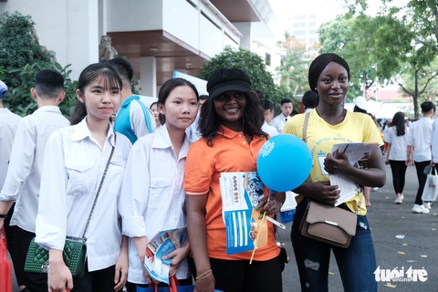 Bất ngờ vì sinh viên nước ngoài đi tư vấn tuyển sinh - Ảnh 1. Bất ngờ vì sinh viên nước ngoài đi tư vấn tuyển sinh - Ảnh 1.
