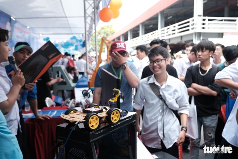 Bất ngờ vì sinh viên nước ngoài đi tư vấn tuyển sinh - Ảnh 6. Bất ngờ vì sinh viên nước ngoài đi tư vấn tuyển sinh - Ảnh 6.