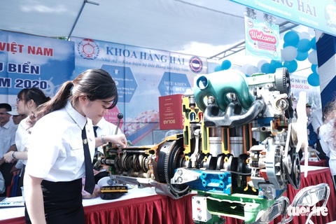 Bất ngờ vì sinh viên nước ngoài đi tư vấn tuyển sinh - Ảnh 4. Bất ngờ vì sinh viên nước ngoài đi tư vấn tuyển sinh - Ảnh 4.