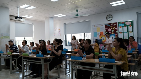 Buổi họp phụ huynh đặc biệt: MC song ngữ, cô giáo thành khách mời - Ảnh 1. Buổi họp phụ huynh đặc biệt: MC song ngữ, cô giáo thành khách mời - Ảnh 1.