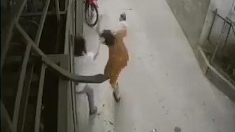 Không cho bế con, chồng túm tóc vợ đang bế bé 5 tháng tuổi giật ngã ngửa - Ảnh 2. Không cho bế con, chồng túm tóc vợ đang bế bé 5 tháng tuổi giật ngã ngửa - Ảnh 2.