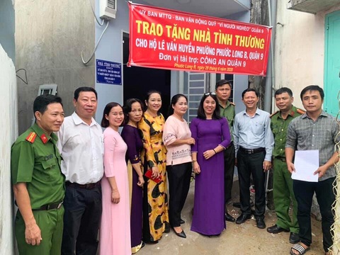 Trao nhà tình thương cho gia đình bị phóng hỏa làm 5 người chết - Ảnh 1. Trao nhà tình thương cho gia đình bị phóng hỏa làm 5 người chết - Ảnh 1.