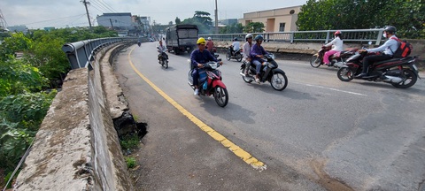 Mố cầu Cái Sơn sụp lồi lõm bẫy người đi đường - Ảnh 3. Mố cầu Cái Sơn sụp lồi lõm bẫy người đi đường - Ảnh 3.