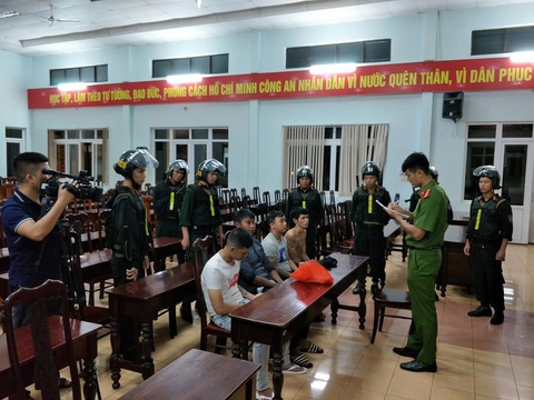 Hai nhóm hơn 50 thanh niên rượt đuổi, chém nhau với dao rựa, bom xăng trong đêm - Ảnh 2. Hai nhóm hơn 50 thanh niên rượt đuổi, chém nhau với dao rựa, bom xăng trong đêm - Ảnh 2.