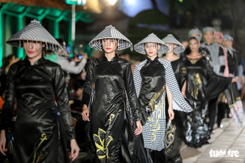 Giếng Thiên Quang - Văn Miếu Quốc Tử Giám - thành sàn diễn lung linh tôn vinh áo dài - Ảnh 9. Giếng Thiên Quang - Văn Miếu Quốc Tử Giám - thành sàn diễn lung linh tôn vinh áo dài - Ảnh 9.