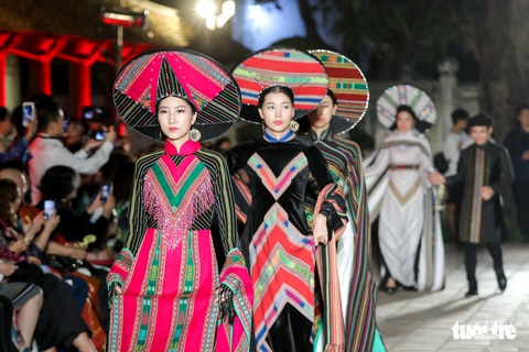 Giếng Thiên Quang - Văn Miếu Quốc Tử Giám - thành sàn diễn lung linh tôn vinh áo dài - Ảnh 8. Giếng Thiên Quang - Văn Miếu Quốc Tử Giám - thành sàn diễn lung linh tôn vinh áo dài - Ảnh 8.
