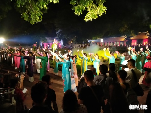 Giếng Thiên Quang - Văn Miếu Quốc Tử Giám - thành sàn diễn lung linh tôn vinh áo dài - Ảnh 2. Giếng Thiên Quang - Văn Miếu Quốc Tử Giám - thành sàn diễn lung linh tôn vinh áo dài - Ảnh 2.
