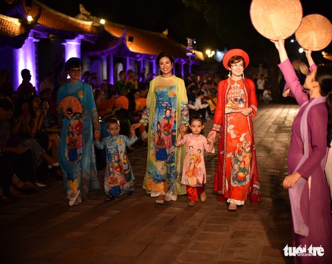 Giếng Thiên Quang - Văn Miếu Quốc Tử Giám - thành sàn diễn lung linh tôn vinh áo dài - Ảnh 5. Giếng Thiên Quang - Văn Miếu Quốc Tử Giám - thành sàn diễn lung linh tôn vinh áo dài - Ảnh 5.