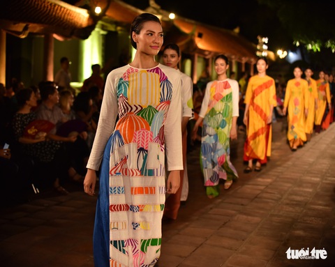 Giếng Thiên Quang - Văn Miếu Quốc Tử Giám - thành sàn diễn lung linh tôn vinh áo dài - Ảnh 11. Giếng Thiên Quang - Văn Miếu Quốc Tử Giám - thành sàn diễn lung linh tôn vinh áo dài - Ảnh 11.