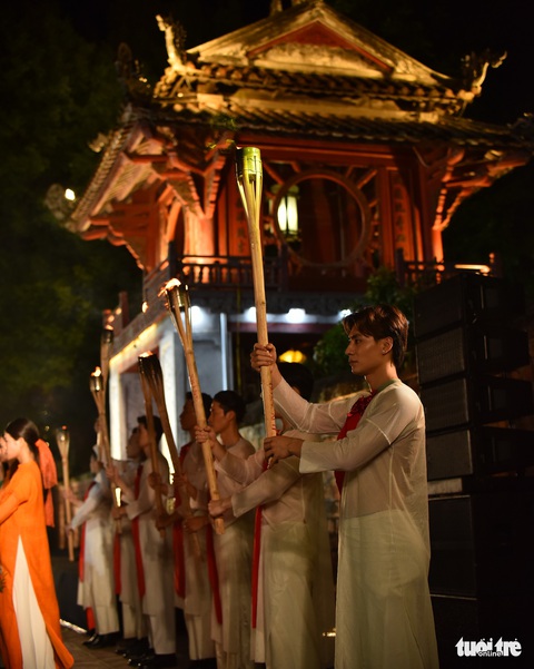 Giếng Thiên Quang - Văn Miếu Quốc Tử Giám - thành sàn diễn lung linh tôn vinh áo dài - Ảnh 15. Giếng Thiên Quang - Văn Miếu Quốc Tử Giám - thành sàn diễn lung linh tôn vinh áo dài - Ảnh 15.