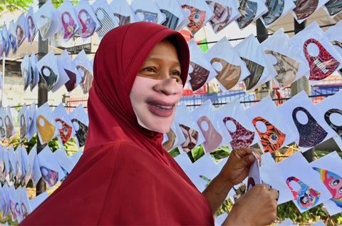 Khẩu trang cách điệu hút khách tại Indonesia và Malaysia - Ảnh 1. Khẩu trang cách điệu hút khách tại Indonesia và Malaysia - Ảnh 1.