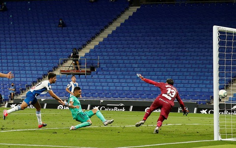 Benzema giật gót điệu nghệ đưa Real Madrid lên đầu bảng - Ảnh 1. Benzema giật gót điệu nghệ đưa Real Madrid lên đầu bảng - Ảnh 1.