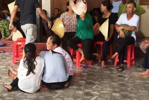 Treo bạt che nắng, 3 người bị điện giật chết tại chỗ - Ảnh 2. Treo bạt che nắng, 3 người bị điện giật chết tại chỗ - Ảnh 2.